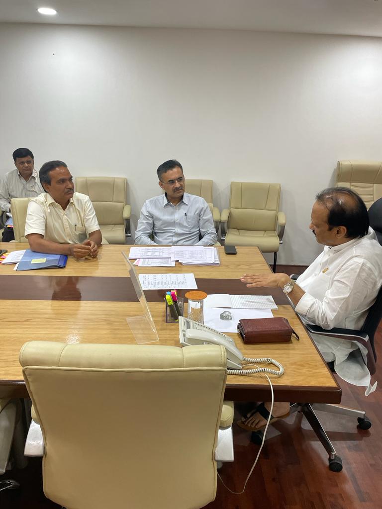 वित्त व नियोजन विभागाची जबाबदारी घेत अजित पवार यांच्याकडून कामकाजाला सुरुवात