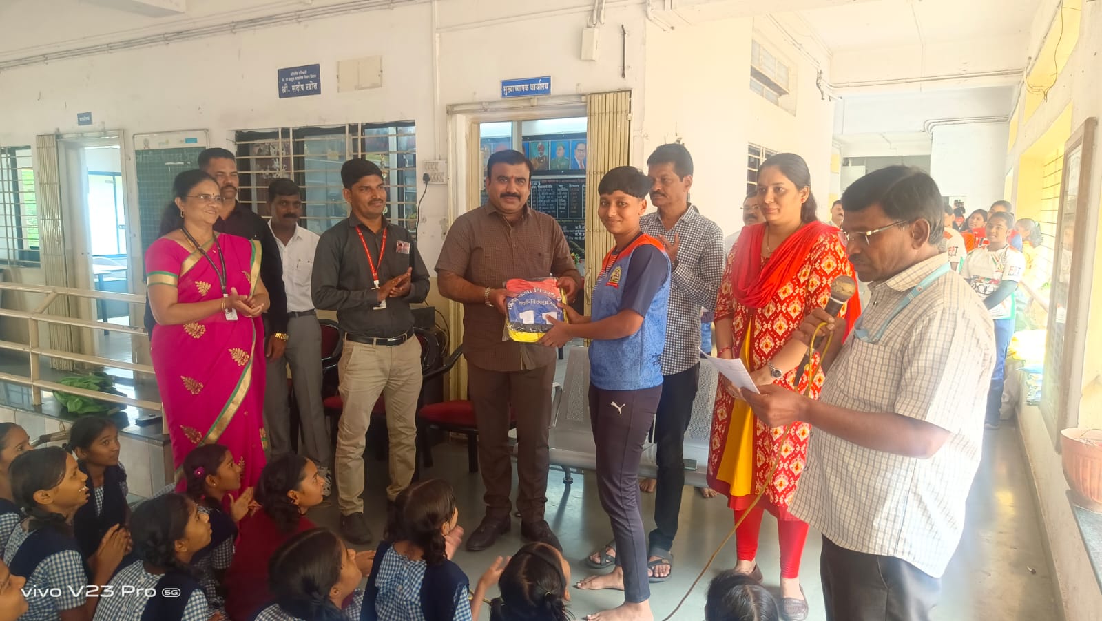 कबड्डी खेळाडूंना संदीप वाघेरे यांच्या वतीने ट्रॅकसूट व कबड्डी साहित्य भेट