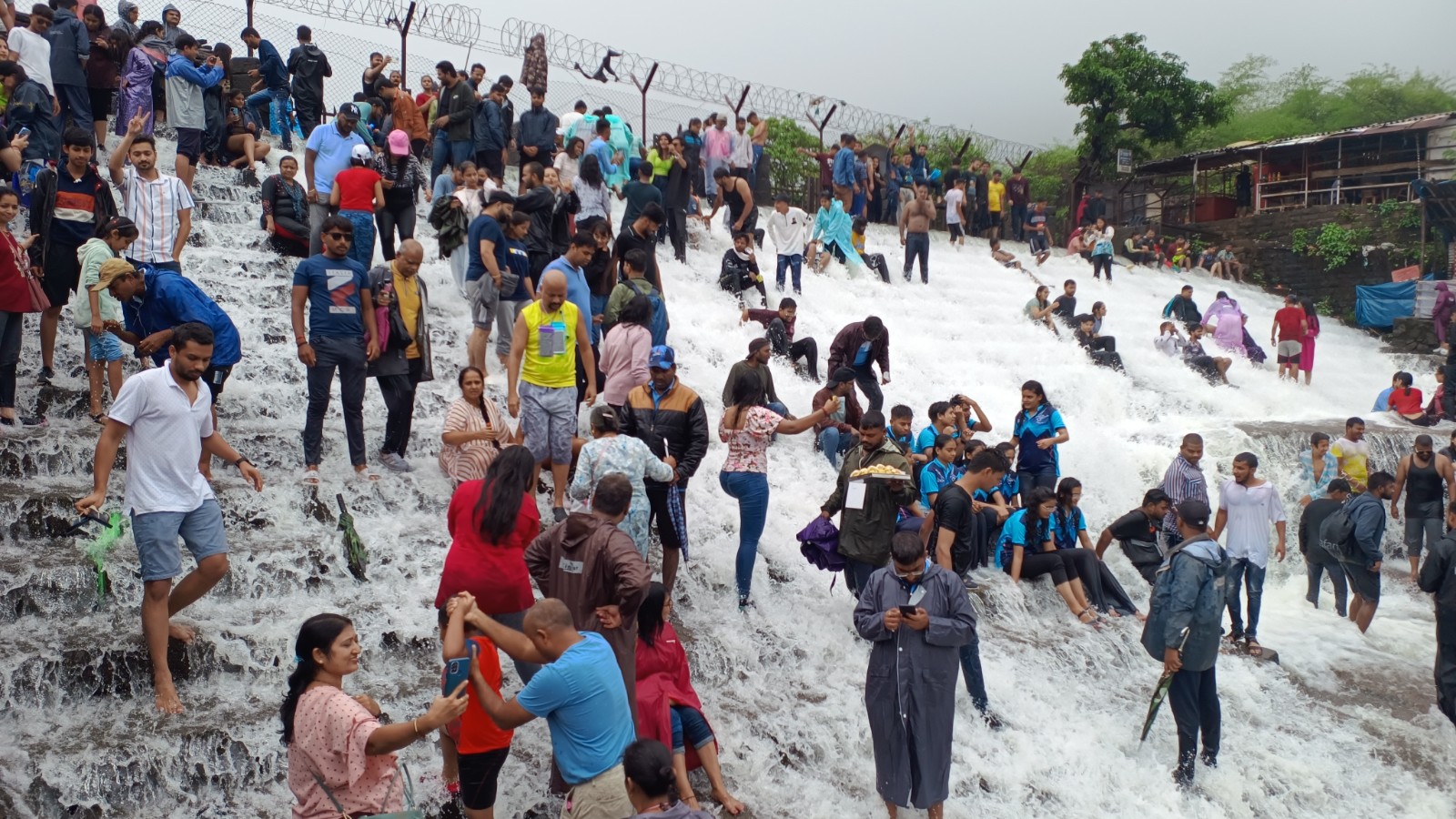 भुशी डॅम भरल्याने पहिल्याच दिवशी पर्यटक ओव्हरफ्लो