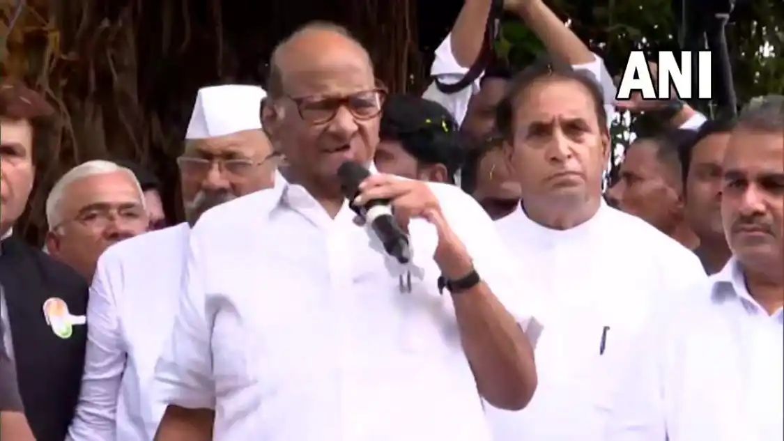 अजित पवारांनी पक्षाच्या चिन्हावर दावा केल्याची माहिती का दिली नाही? शरद पवारांचं निवडणूक आयोगाला पत्र