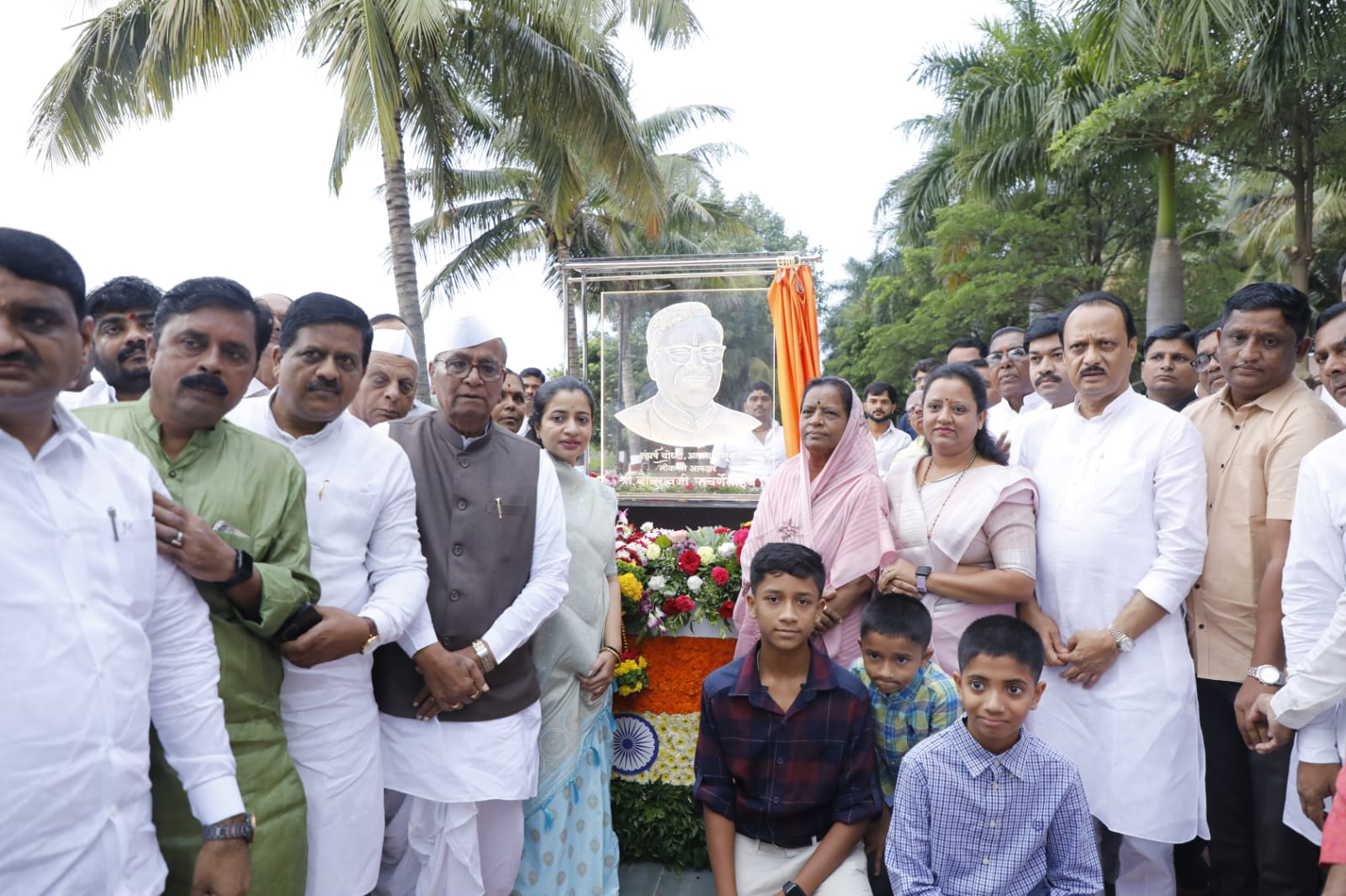 लोकनेते आमदार स्व.बाबुरावजी पाचर्णे  यांच्या स्मारकाचे अजित पवारांनी केले लोकार्पण