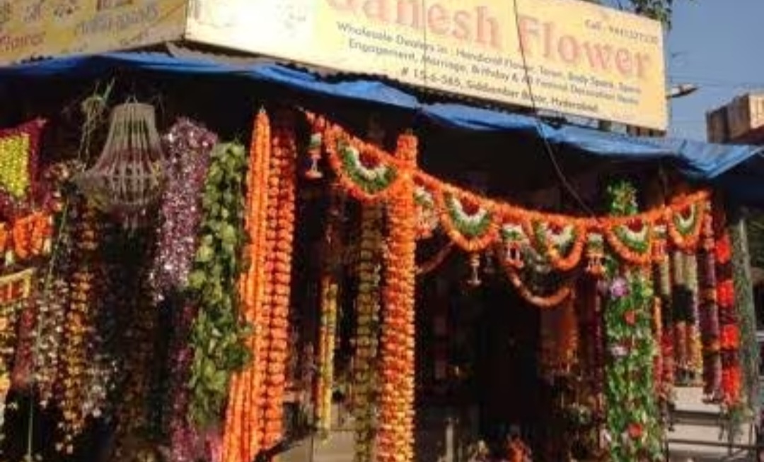 पिंपरी बाजारपेठेत प्लॅस्टिकच्या फुलांनी बाजार बहरला