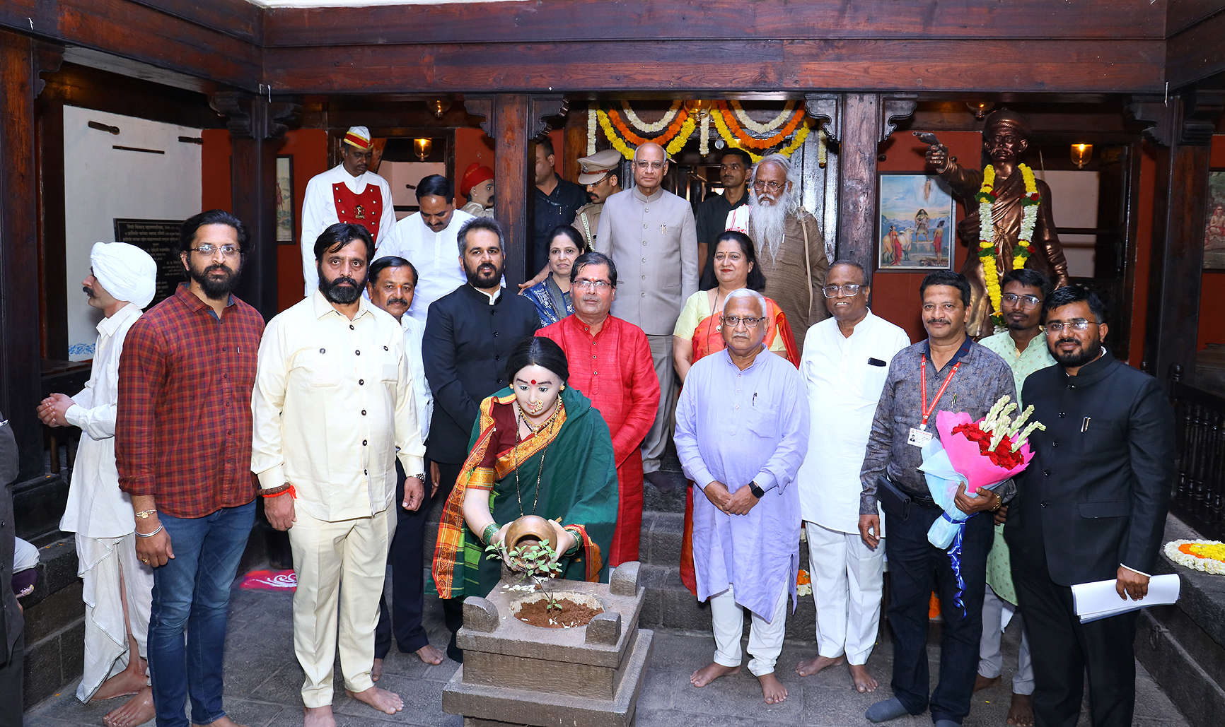 राज्यपालांनी चिंचवड येथील चाफेकर वाड्याला दिली भेट