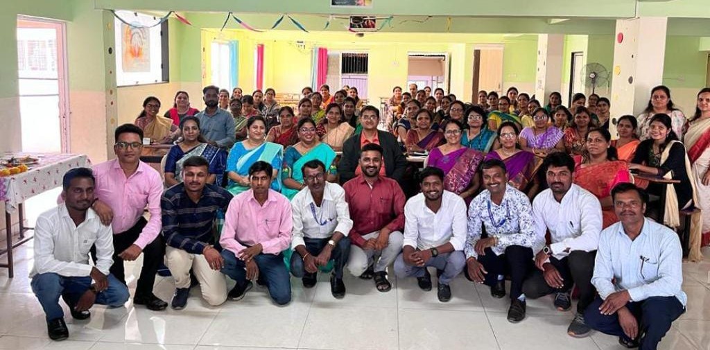 गायत्री इंग्लिश मीडियम स्कूलमध्ये शिक्षक दिन उत्साहात साजरा