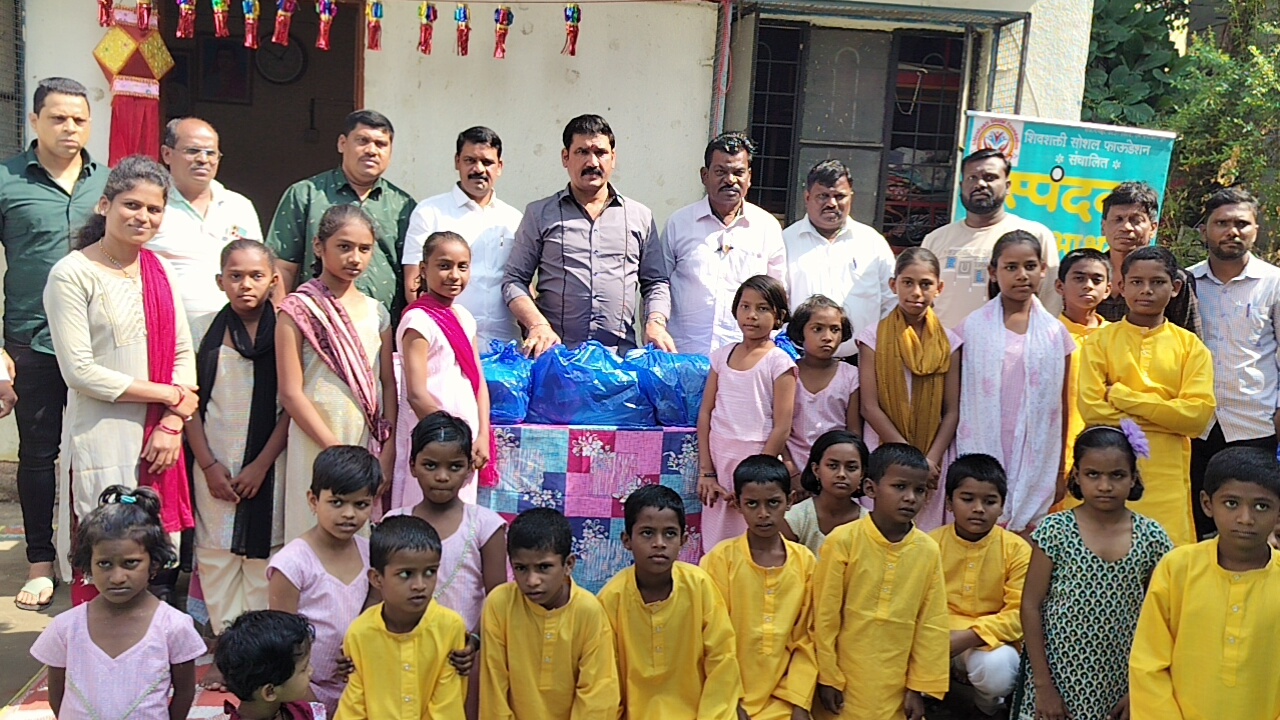 स्पंदन बाल आश्रम मधील मुलांना नाना काटेच्या हस्ते दिवाळी वस्तू व मिठाईचे वाटप