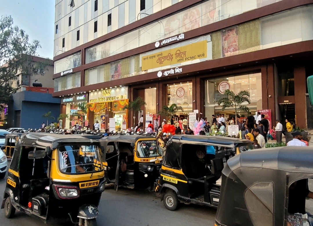 मोरवाडी, पिंपरी चौकात मुख्य रस्त्यावर रिक्षा, चार चाकी वाहन पार्किंग