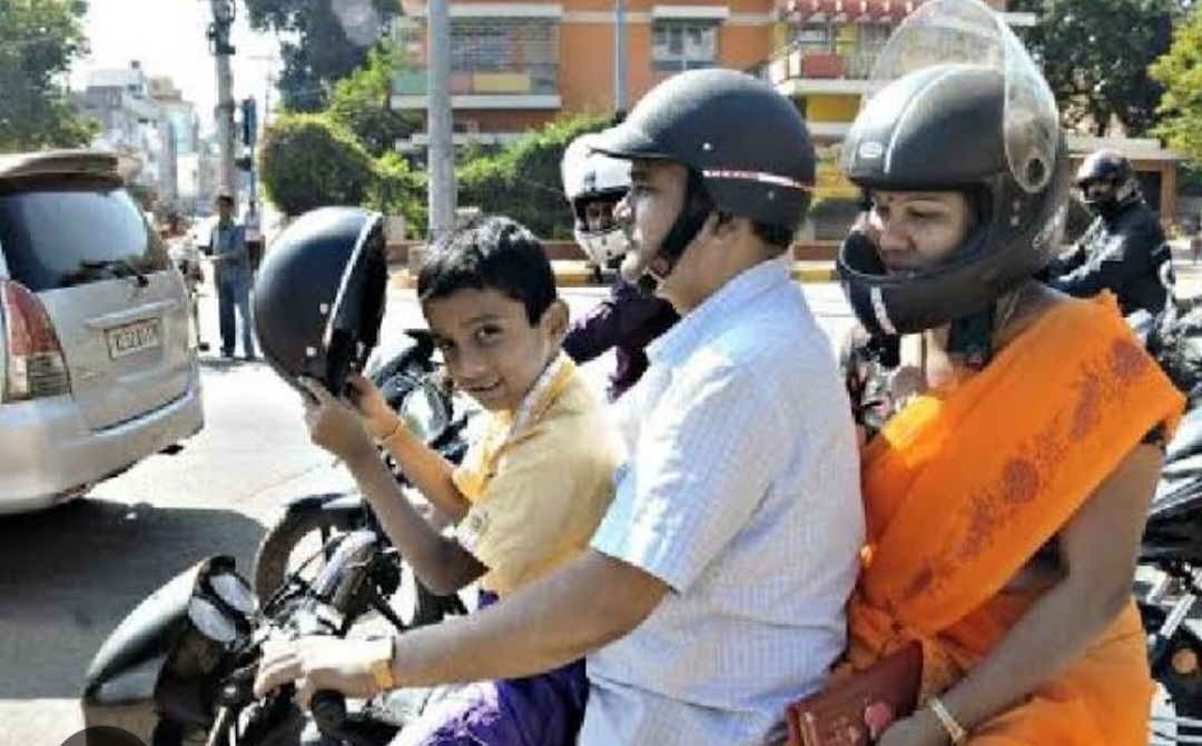 दुचाकींवरील मुलांसाठीही होणार 'हेल्मेटसक्ती'?