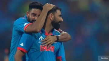 एकट्या मोहम्मद शमीनं न्यूझीलंडला केलं गारद, ७ विकेट घेत रचला इतिहास