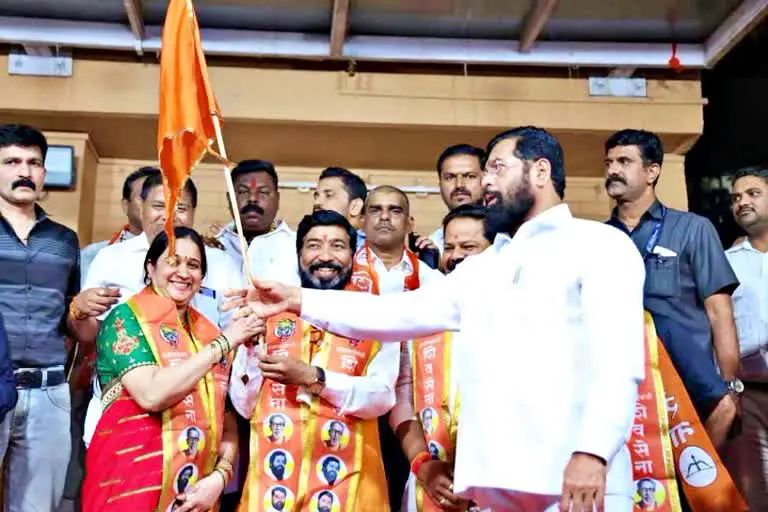 ठाकरे गटाला पुन्हा धक्का, मुंबईच्या दोन नगरसेवकांनी केला शिंदे गटात प्रवेश