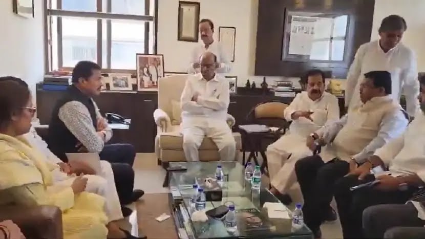 चव्हाणांच्या भाजपा प्रवेशावेळी काँग्रेस नेत्यांची शरद पवारांबरोबर खलबतं