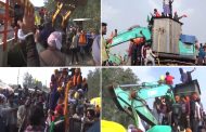 दिल्लीत बॅरीगेटर्स तोडण्यासाठी शेतकऱ्यांनी आणले जेसीबी व पोकलेन