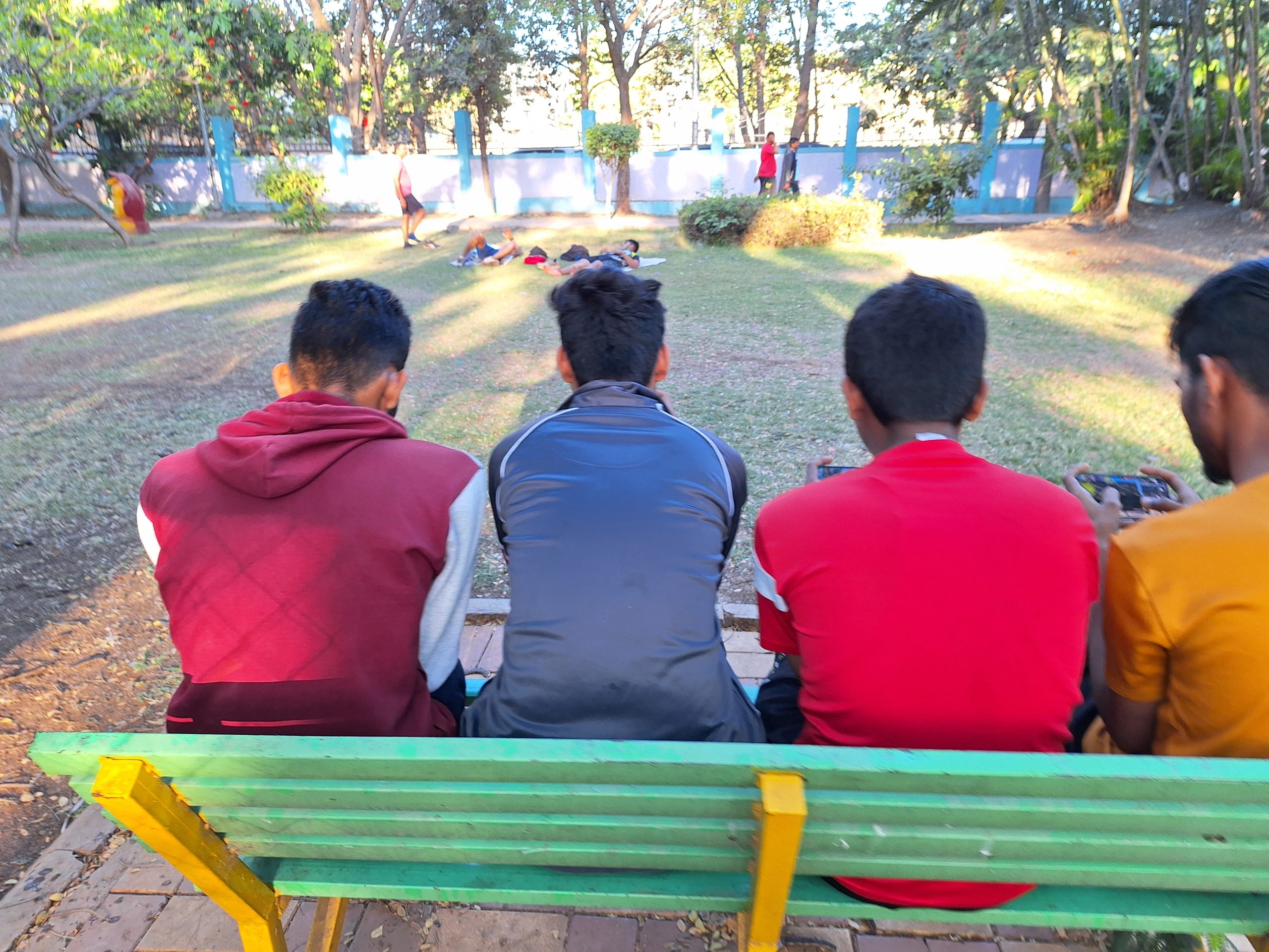 सकाळी उद्यानात युवा पिढी मोबाईलमध्ये व्यस्त, मध्यमवयीन मात्र शारीरिक तंदुरुस्त