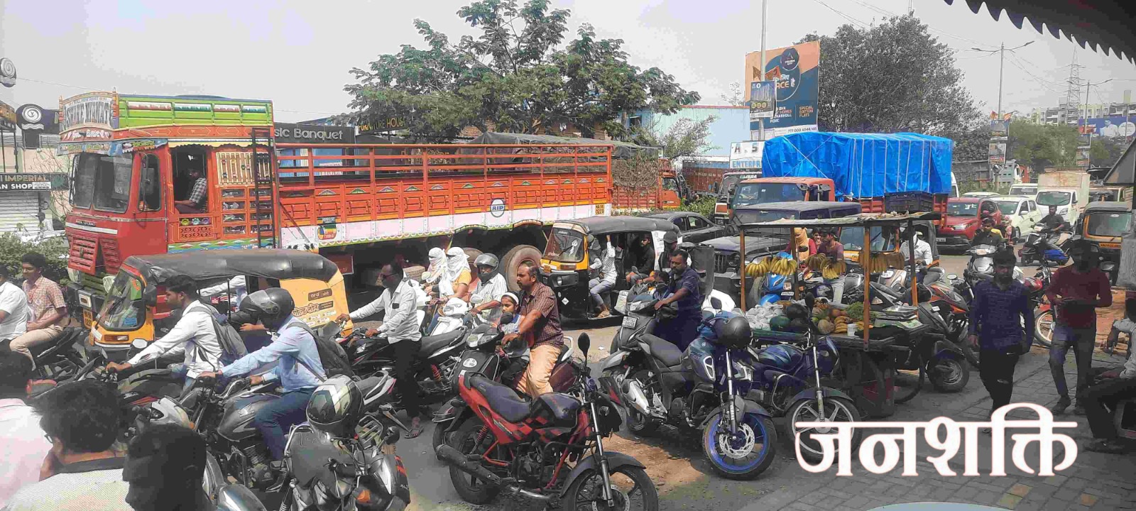 मोशी-गायकवाड वस्तीतील ‘साहिल ओम पार्क’ सोसायटीसमोरील अर्धवट रस्त्यामुळे डोकेदुखी वाढली..