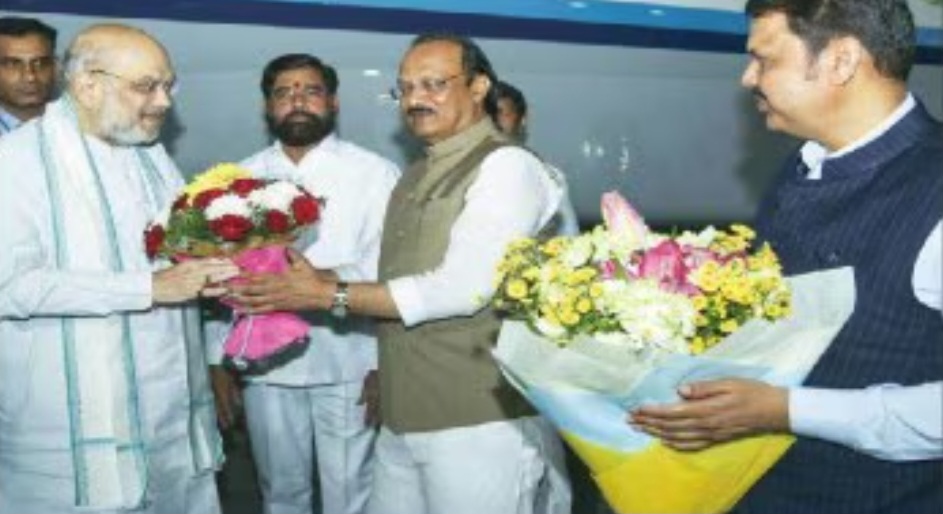 अमित शहा यांची मुख्यमंत्री व दोन्ही उपमुख्यमंत्री यांच्यासोबत रात्री उशिरा वर्षावरती बैठक