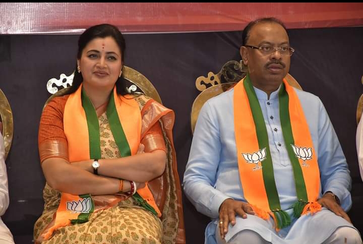 नवरा बायकोमध्ये कोणी बाहेरच्यांनी न बोललेलं बरं… नवनीत राणांनी भाजप प्रदेशाध्यक्ष बावनकुळेनाच फटकारले