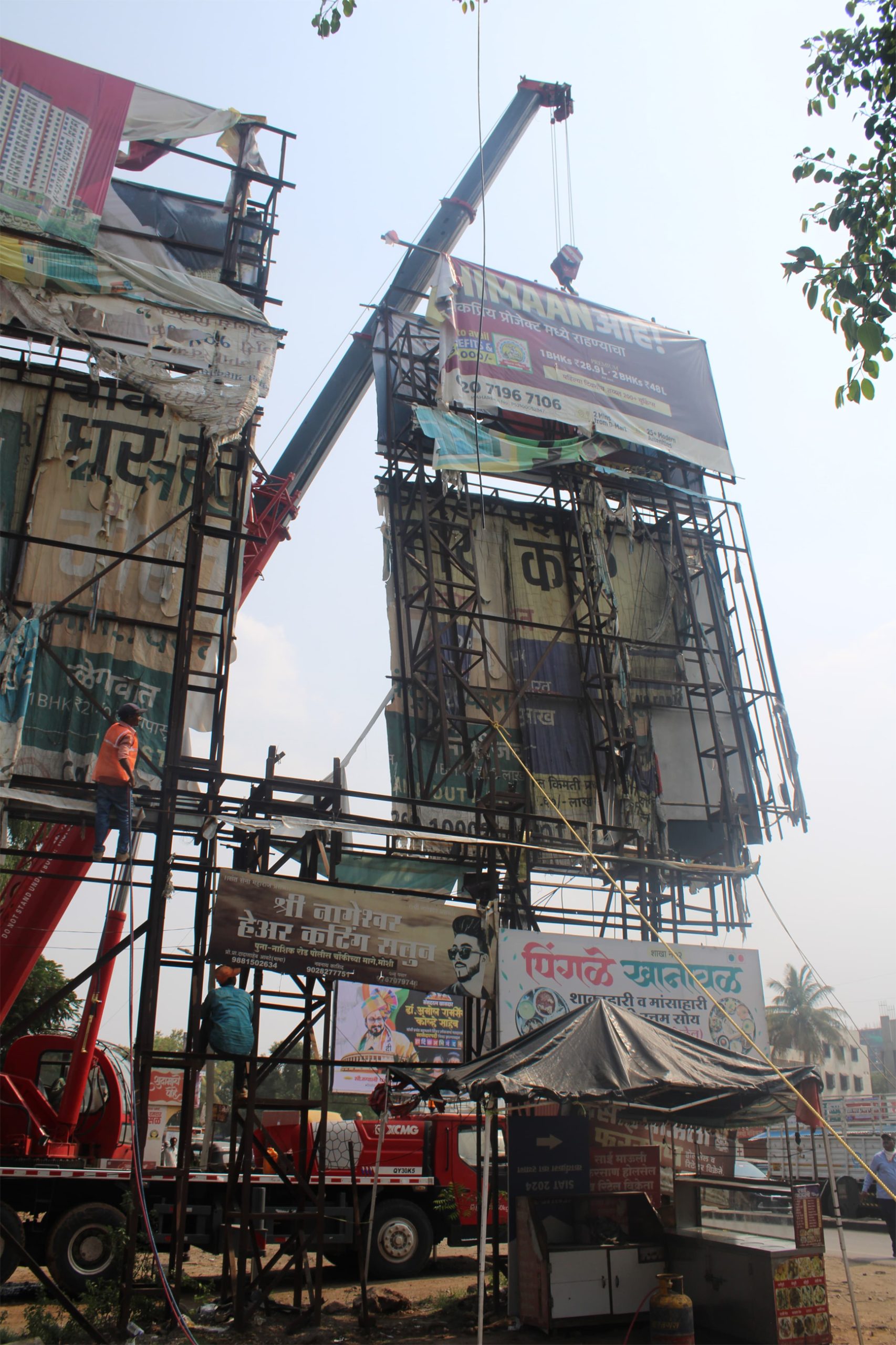 अनधिकृत ५ होर्डिंगवरती महापालिकेची कारवाई