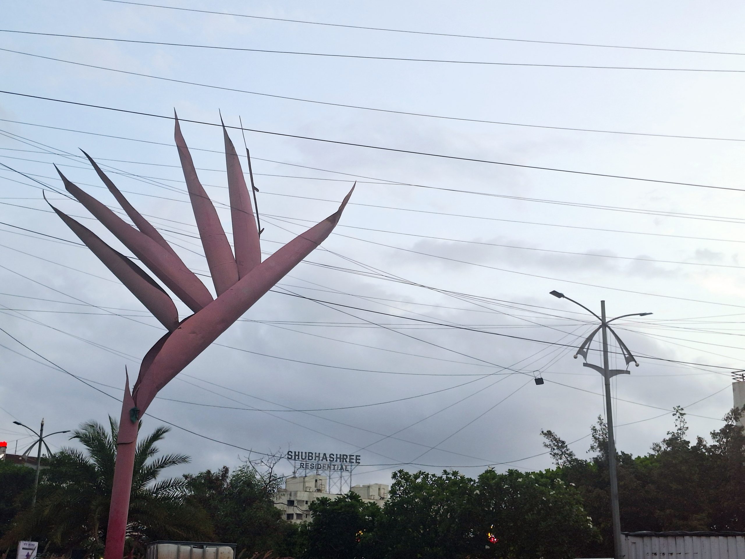 इंटरनेट केबलमुळे उद्योगनगरीच्या बकालपणा वाढला