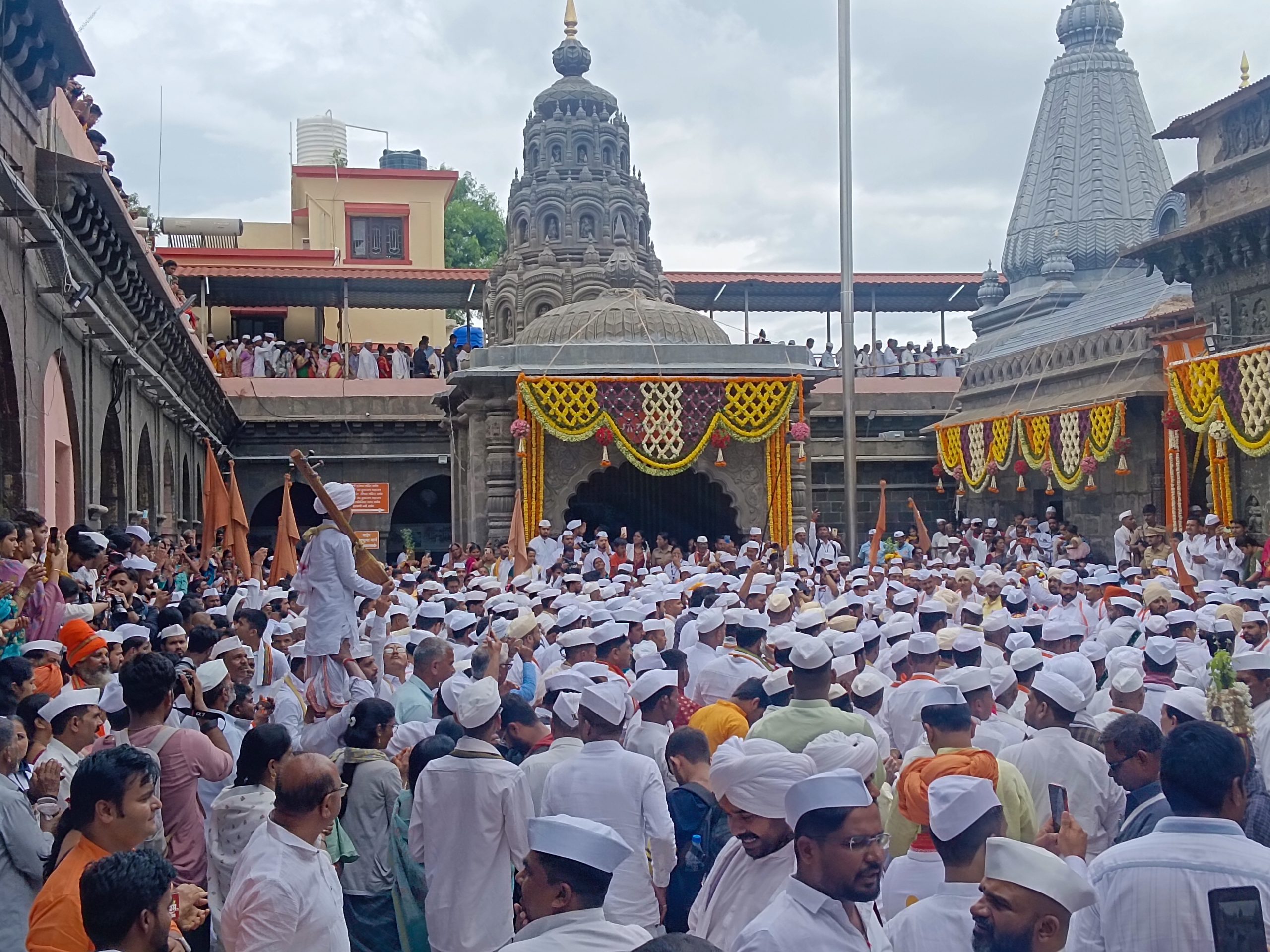 हरिनाम,टाळ -मृदंगाच्या गजरात तुकोबांच्या पालखीने ठेवले प्रस्थान