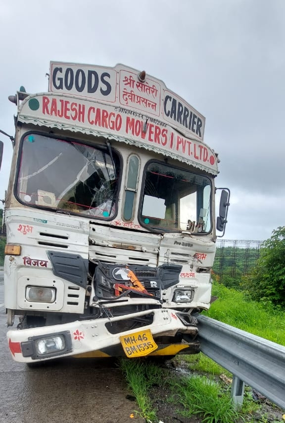 एक्सप्रेसवेवर भीषण अपघात, कारने दिली कंटेनरला जोरदार धडक, दोन जणांना मृत्यू तर दोन जखमी 