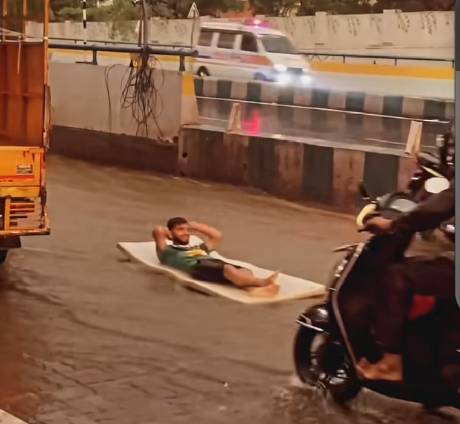 पुणे तिथे काय उणे, पावसात पुणेकरांचा नादच खुळा