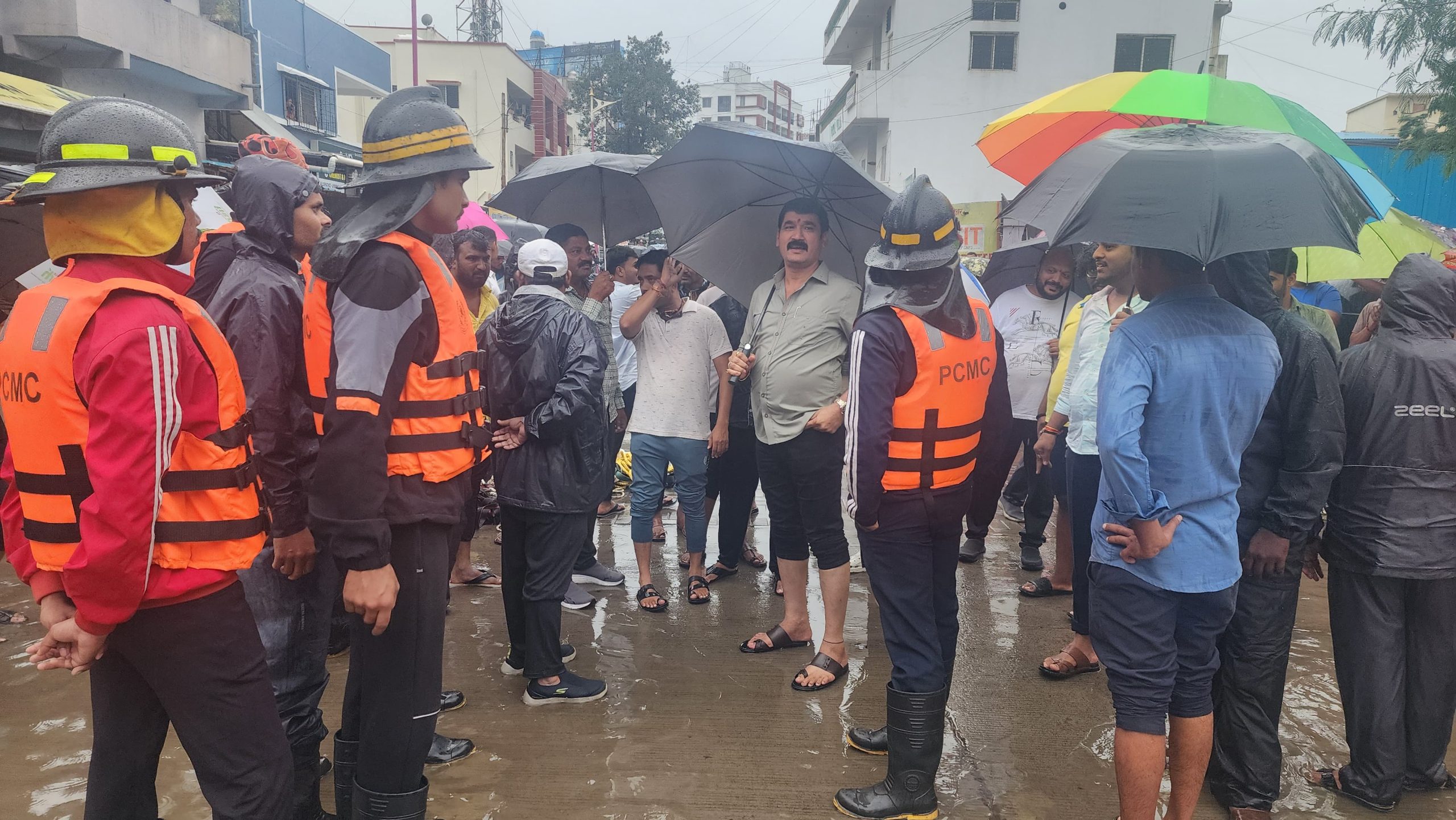 नाना काटे यांनी घटनास्थळी धाव घेत 25 नागरिकांची केली सुखरूप सुटका