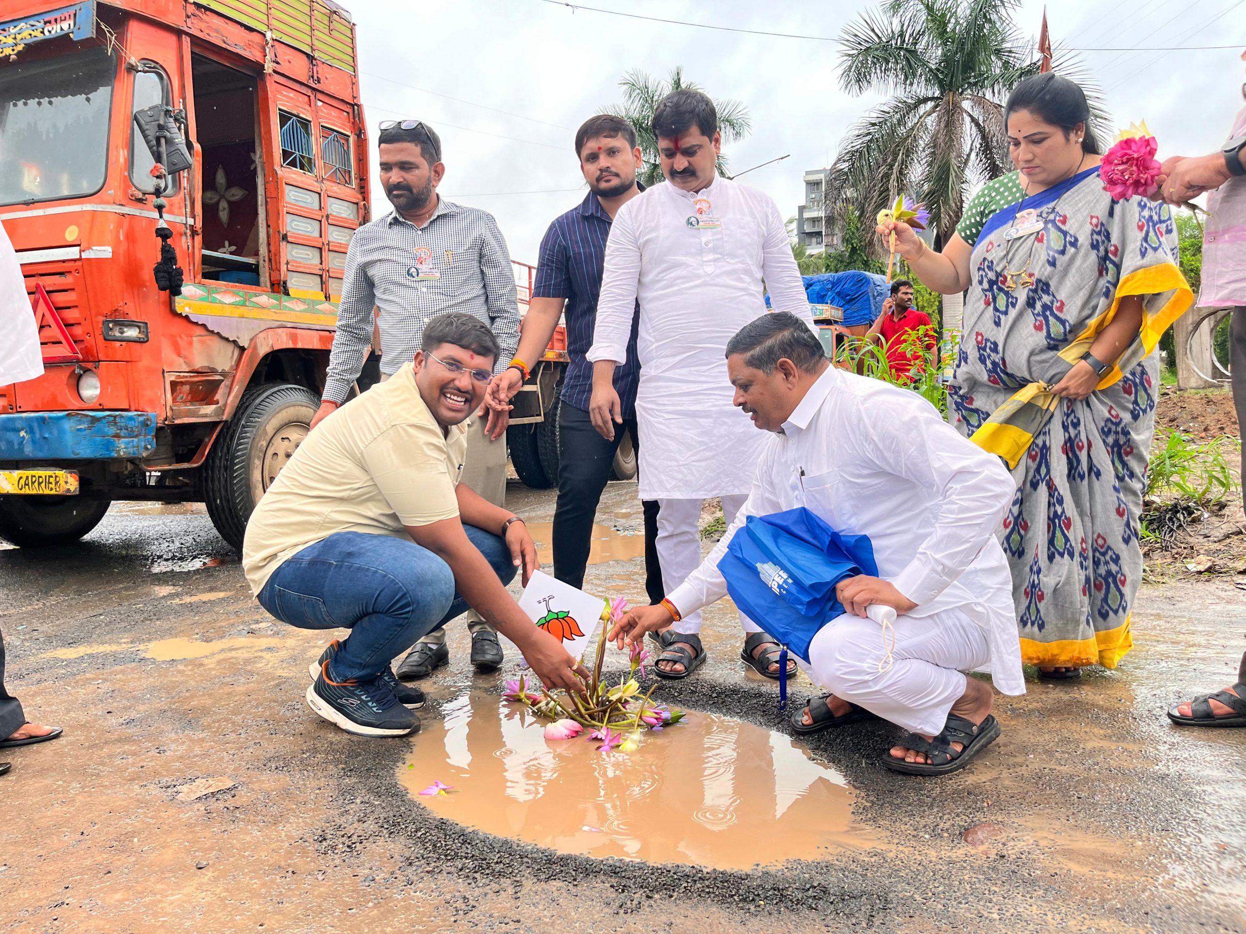 स्मार्ट सिटी खड्डेमय, खड्ड्यात कमळाचे फुले लावून केले अनोखे आंदोलन