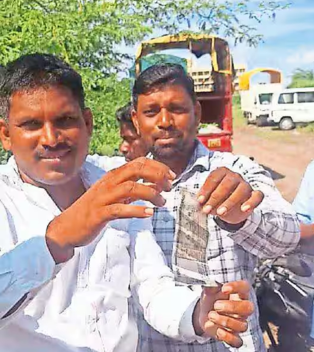 ऐन दिवाळीत सांगलीत परतीच्या पावसात ओढ्याला आला नोटांचा पूर