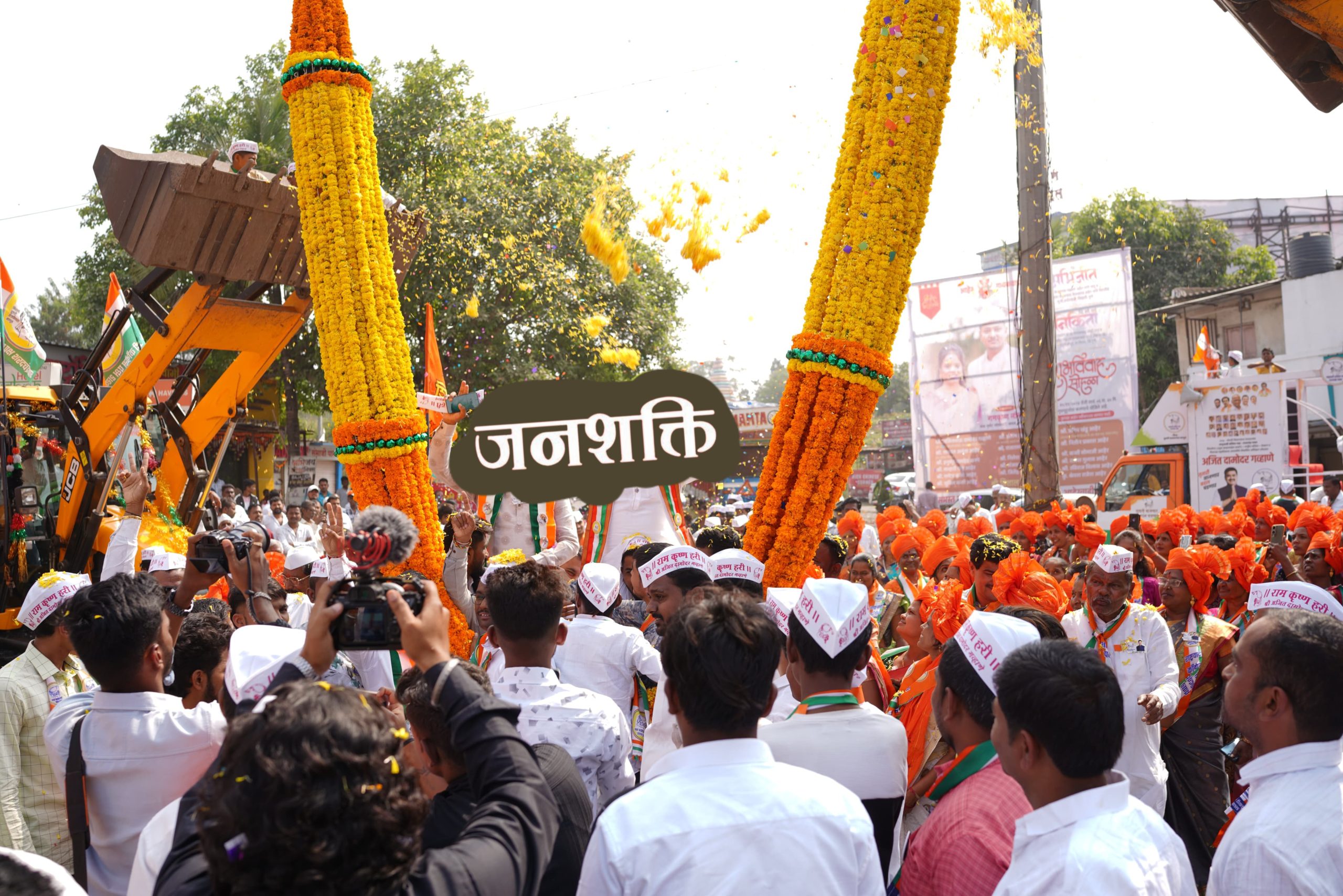 विधानसभा निवडणुकीत क्रेनद्वारे उमेदवारांचे स्वागत फक्त देखावे! लोकांच्या डोळ्यात धूळफेक 