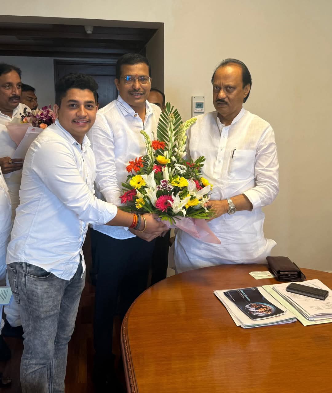 माळेगाव साखर कारखाना निवडणुकीत निळकंठेश्वर पॅनलचा दणदणीत विजय — मुंबईत उपमुख्यमंत्री अजितदादांना शुभेच्छा भेट