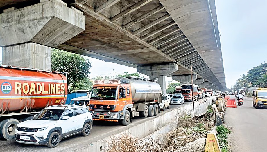 कराड : मलकापूर हद्दीत शिवशाही बसची अज्ञात वाहनाला धडक