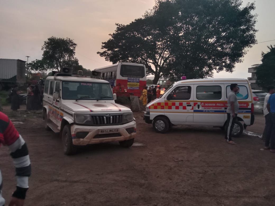 चाकण तळेगाव रस्त्यावर खाजगी बसची एसटी बसला धडक; 11 प्रवासी जखमी 