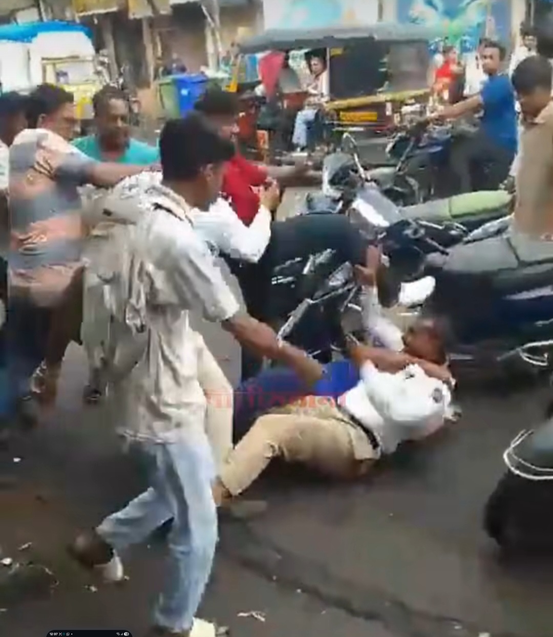 वाहतूक पोलिसावर भरदिवसाचं बापलेकाचा हल्ला, कायदा-सुव्यवस्थेवर प्रश्नचिन्ह