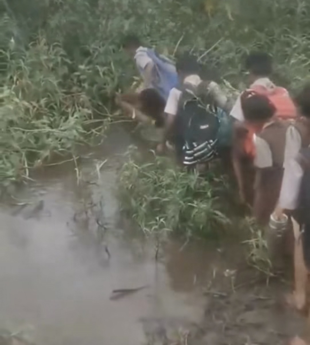 विद्यार्थ्यांचा जीव धोक्यात, शिक्षणासाठी दररोज जीवघेणा प्रवास