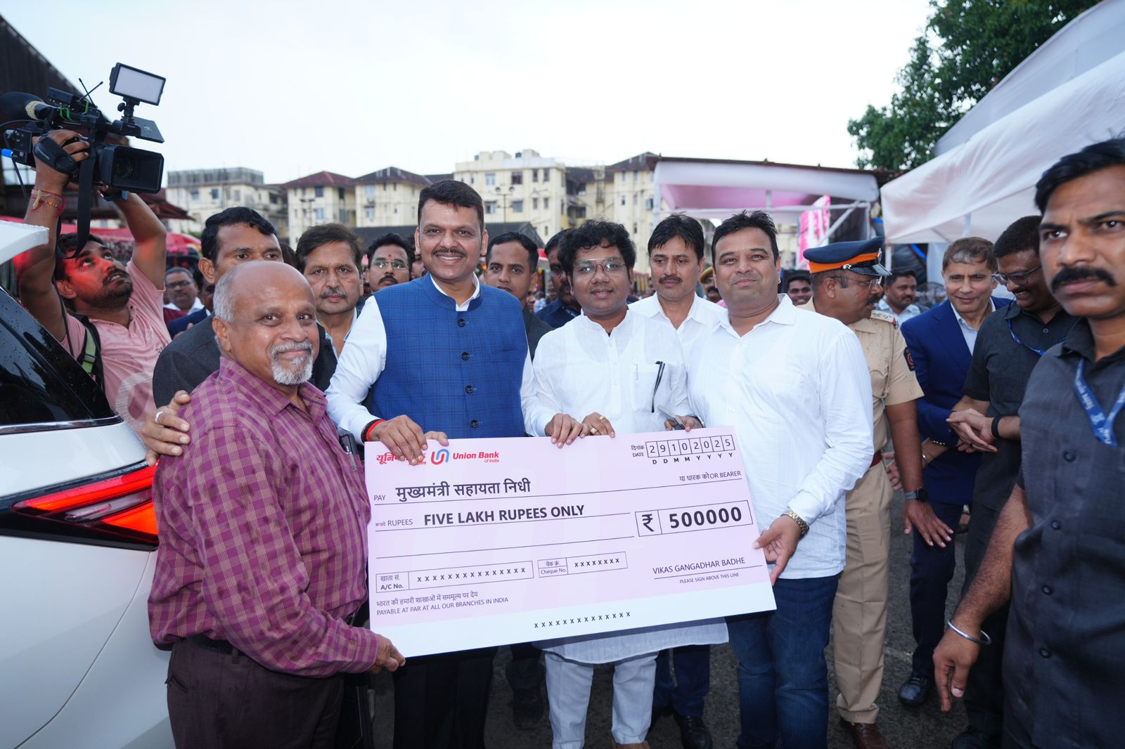 रुग्ण हक्क परिषदेच्या माध्यमातून दिवाळी खर्च टाळून पूरग्रस्तांसाठी ५ लाखांचा निधी